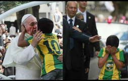 Video: El niño que hace llorar al Papa Francisco en Brasil