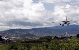 Llegan a Honduras 21 menores detenidos en Jamaica