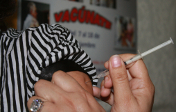 Sampedranos acuden a vacunarse al Mario Rivas