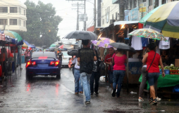 Lluvia no dejó disfrutar a bañistas; alerta en cinco departamentos