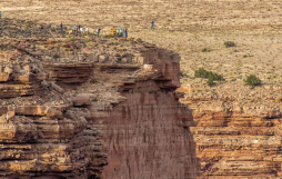 Vídeo: Aventurero rompe récord al caminar en cuerda sobre el Gran Cañón