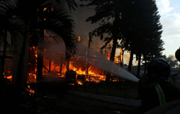 Bomberos enfrían escombros de instalación del ICF