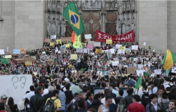 '¡Fútbol no, queremos educación!', gritan manifestantes en Brasil