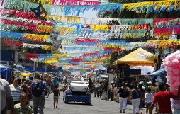 Encanto, ritmo y mucho color en desfile de carrozas en La Ceiba