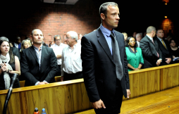 Oscar Pistorius niega entre lágrimas que quisiera matar a su novia