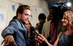 Robert Pattinson aparece discreto tras infidelidad de Kristen Stewart