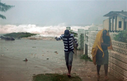 Huracán Sandy se dirige al este de EUA tras dejar 59 muertos en el Caribe