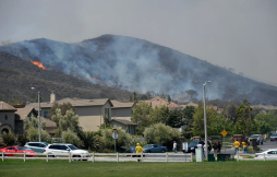 Tramo de la carretera costera de California cerrada por incendios