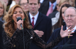 Beyonce usó playback para cantar himno de EUA