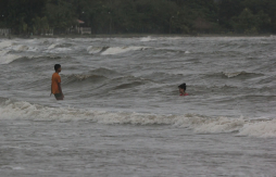 Lluvia no dejó disfrutar a bañistas; alerta en cinco departamentos