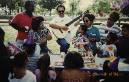 'Nos hicieron cantar en la embajada para darnos la visa”