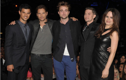 Robert Pattinson presenta trailer de 'Amanecer 2' sin Kristen Stewart