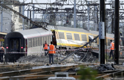 Seis muertos y decenas de heridos al descarrilar un tren al sur de París