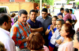 Se enfrentan vecinos por uso de portones