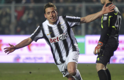 Juventus firme en la cima y Roma golea con récord de Totti