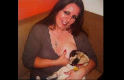 Mujer amamanta a su perro