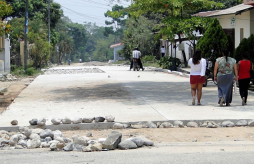 Mejoran vías en El Negrito