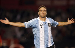 Higuaín lidera a Argentina sobre Chile con un 'hat-trick'