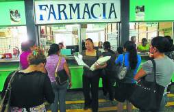 Proveedores de medicinas exigen pago completo