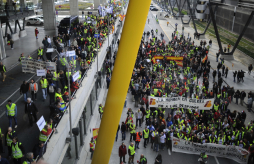 Trabajadores de Iberia se toman terminal de Barajas