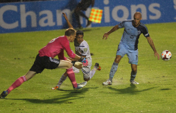 Olimpia: campeón bailado por el Kansas y abucheado