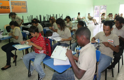 Jóvenes porteños buscan mejorar sus niveles académicos