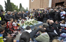 Miles de personas despiden a Simoncelli en su pueblo natal