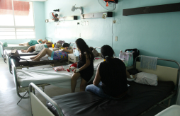 En camillas de acero y sin colchones, madres dan a luz