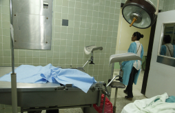 En camillas de acero y sin colchones, madres dan a luz