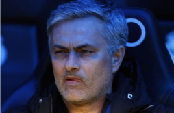 Pitos a Mourinho y ovación a Casillas de la afición del Bernabéu