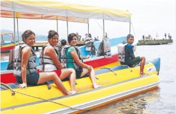 Asoma el sol y bañistas llenan playas y balnearios de Honduras