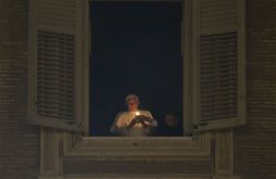 Benedicto XVI reza por la paz