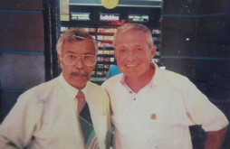 A los ocho años hizo su primera guitarra