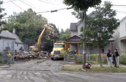 Demuelen con excavadoras la 'casa del horror” de Cleveland