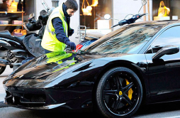 Özil se pasea en su lujoso Ferrari y es multado