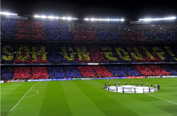 Fumata azulgrana, delirio en el Camp Nou