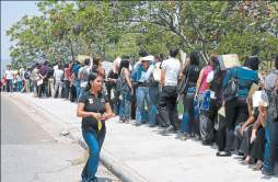 Miles de jóvenes buscan desesperados un empleo