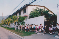 Llevan 47 años educando a niñas de bajos recursos