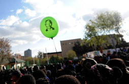 El mundo celebra los 95 años de Mandela que sigue en el hospital