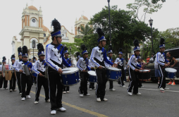 Tradicional desfile del Agas llena de color y alegría la Feria Juniana