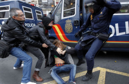 Choque entre policías y manifestantes en protestas en España