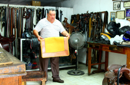 El Señor de las monturas trabaja el cuero desde que era niño