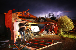 Diez tornados en Texas deja al menos seis muertos y 100 heridos