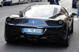 Özil se pasea en su lujoso Ferrari y es multado