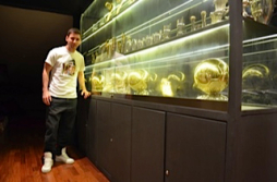 Messi posa con sus Balones de Oro
