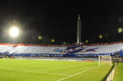 Hinchas del Nacional estrenaron la bandera más grande del mundo
