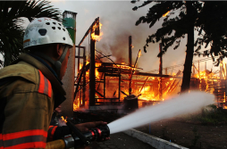 Bomberos enfrían escombros de instalación del ICF