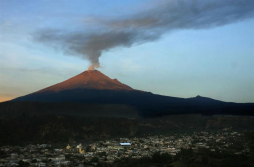 Volcán Popocatépetl genera fumarola de 3,5 kilómetros