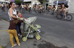 Ciclistas desnudos se manifiestan en México