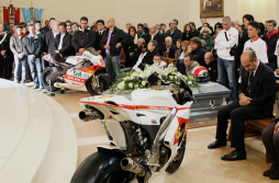 Miles de personas despiden a Simoncelli en su pueblo natal